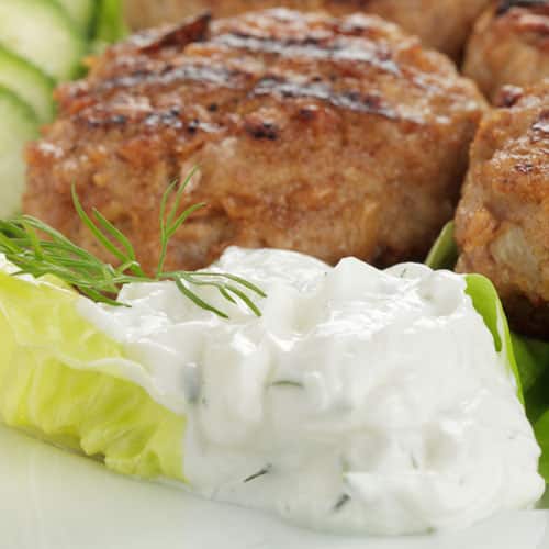 fleischpflanzerl-mit-kraeuterquark-rezept Fleischpflanzerl mit Kräuterquark Rezept