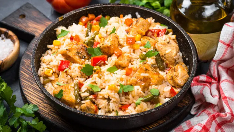 Gemüse-Hähnchen-Pfanne Gesunde Gemüse-Hähnchen-Pfanne mit Reis, Paprika, Mais und frischen Kräutern – leckeres Low Carb Fitness-Rezept zum Abnehmen.