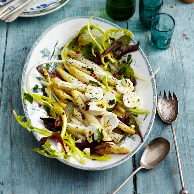 Ofen-Spargel-Salat mit Mohn, frischem grünen Salat und Ziegenkäse – leichtes Frühlingsrezept.