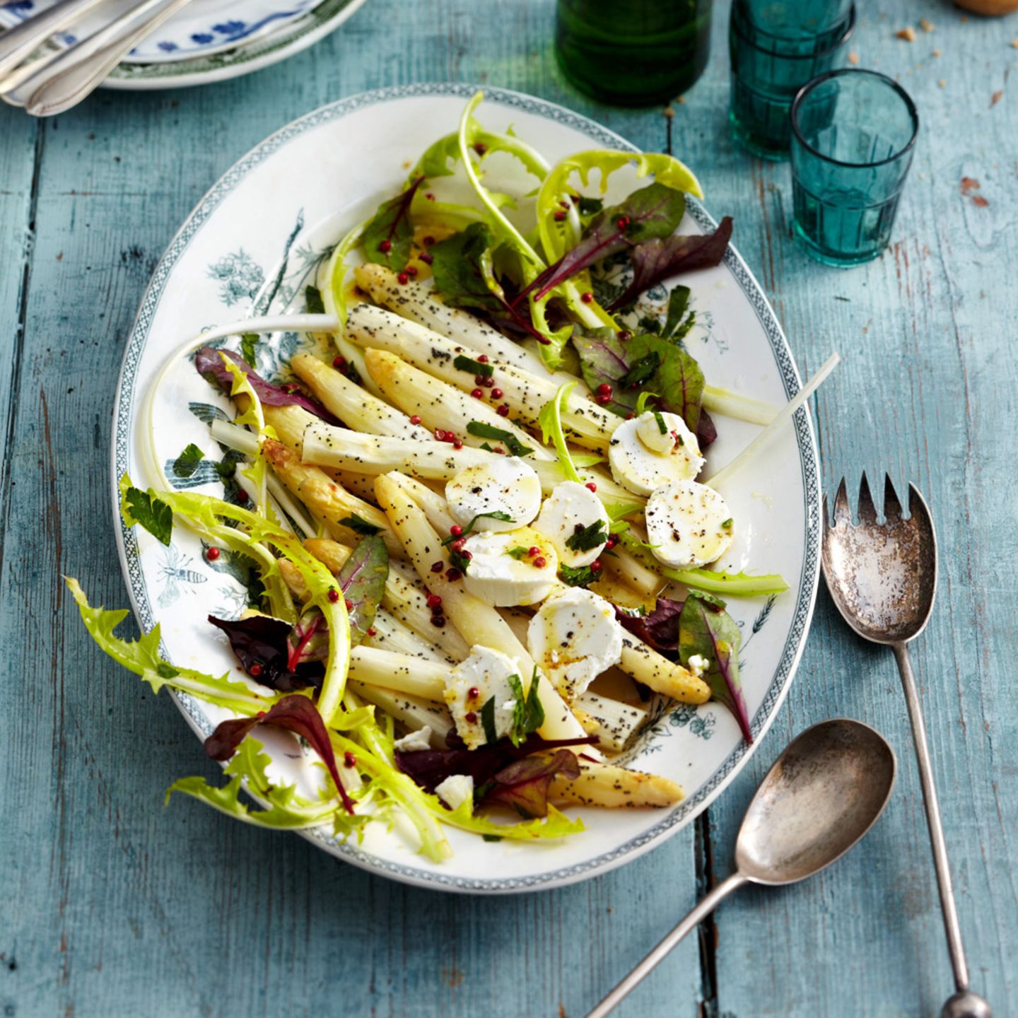 Ofen-Spargel-Salat mit Mohn, frischem grünen Salat und Ziegenkäse – leichtes Frühlingsrezept.